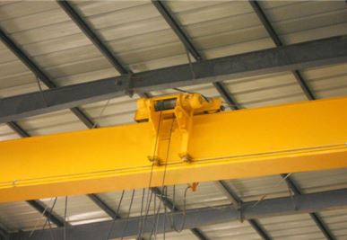 Grue aérienne à faible hauteur libre de la poutre