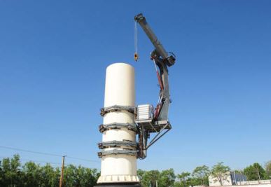 Grue auto-grimpante pour l'entretien des éoliennes